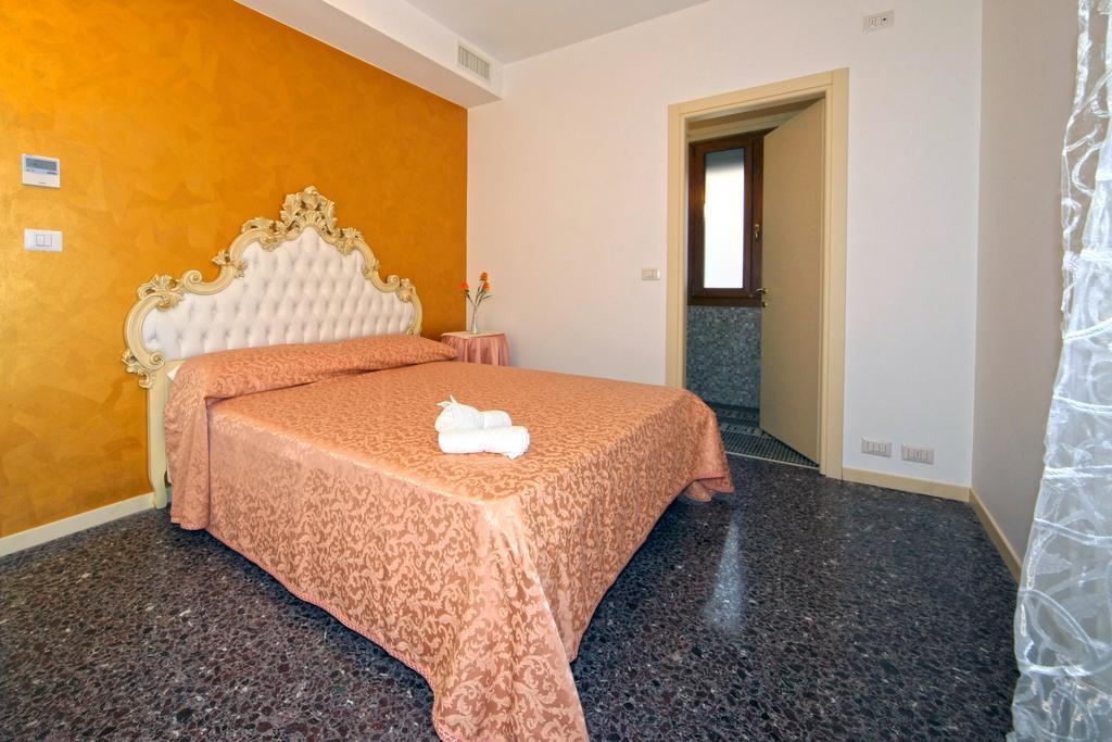 Classic Double Room,712693669:JPEG